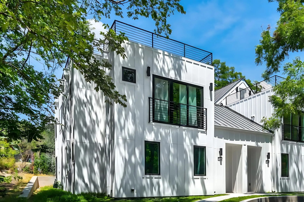 16 Guest Home w Outdoor Lounge and Rooftop Patio, Austin