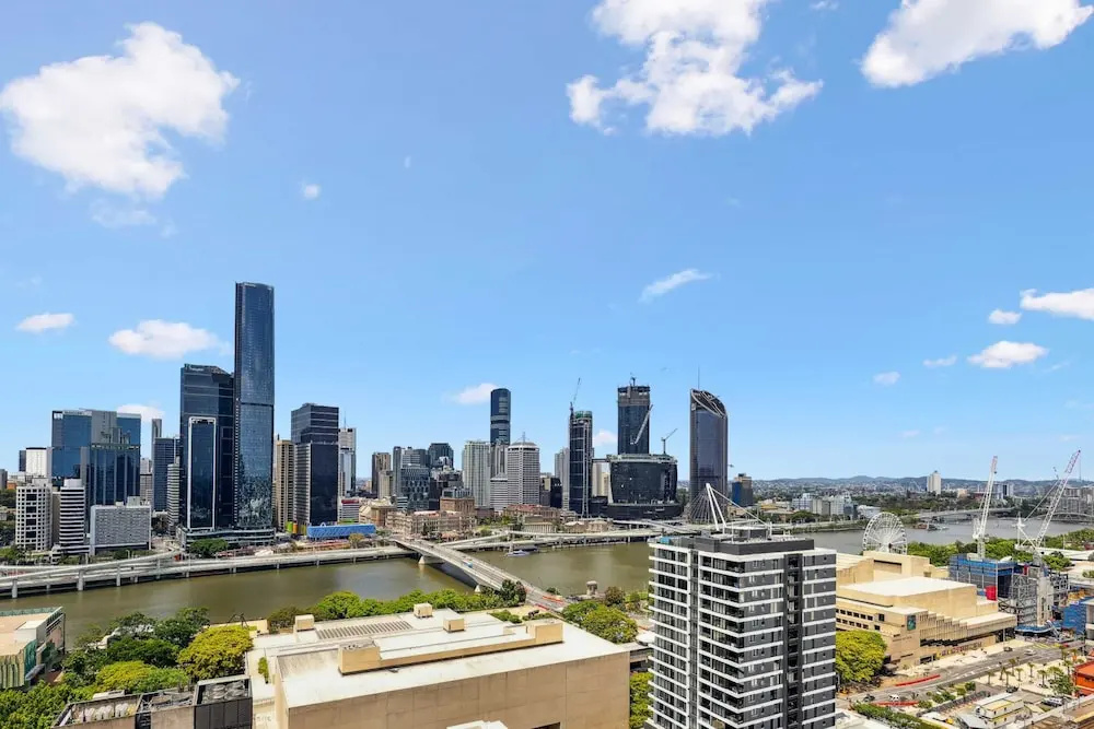 Chic 2-bed With Rooftop Pool Overlooking the City