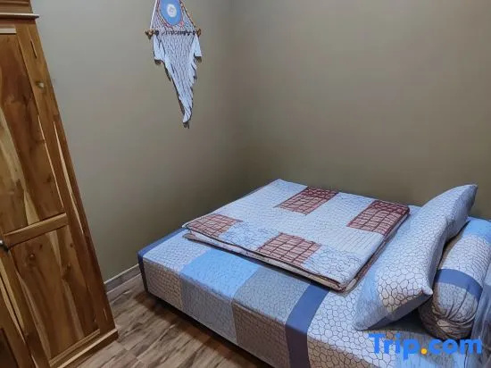 Full House 2 Bedroom Delavega Guest House 2 in Sleman