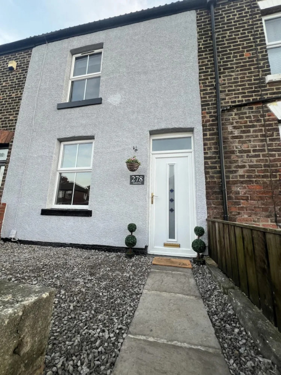 2-bed Home - Sleeps 4, Parking & Garden