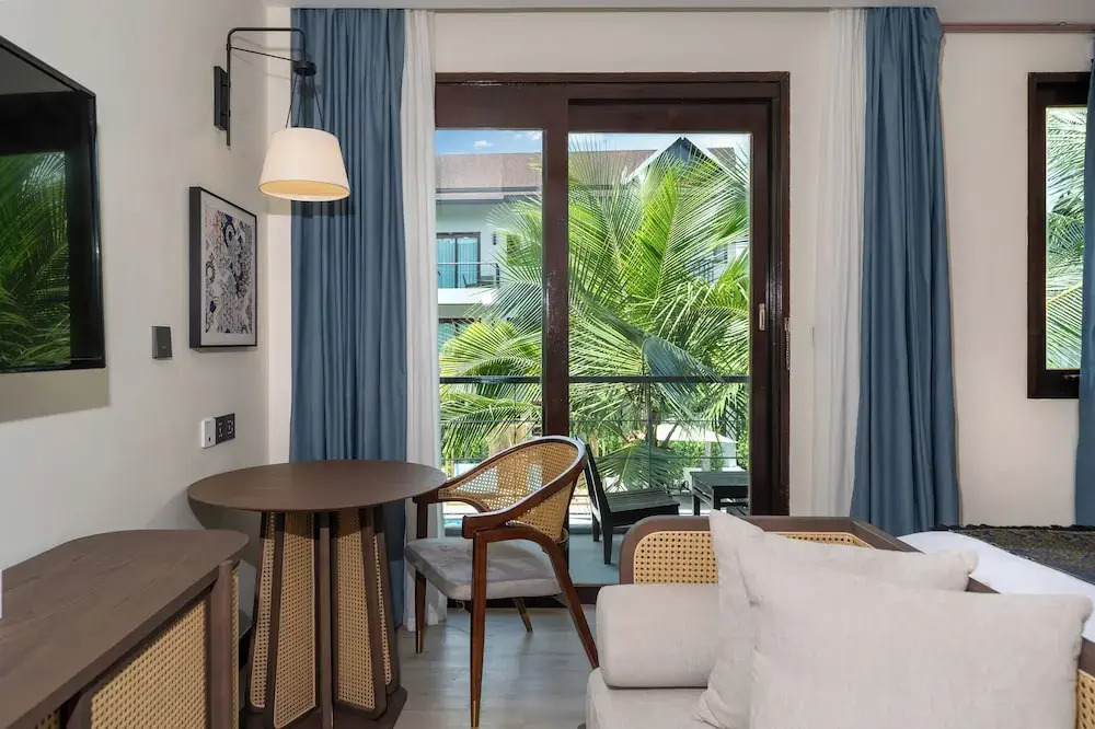 Двухместный номер Deluxe с балконом и с видом на бассейн двуспальная кровать в Howard Johnson by Wyndham Phuket Naiyang