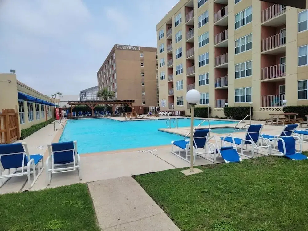 Great Family Condo * EZ Beach Access * SpaceX view (Gulfview II #604) by RedAwning