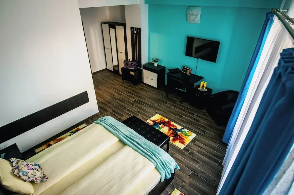 Deluxe Double room (full double bed)
