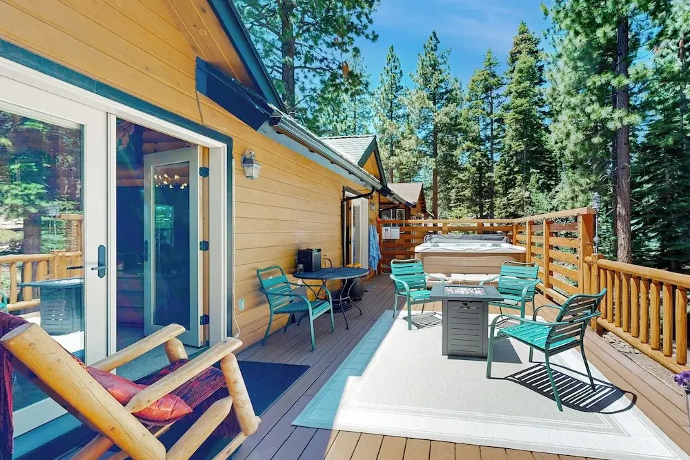4BR House w/ Hot Tub & Expansive Deck