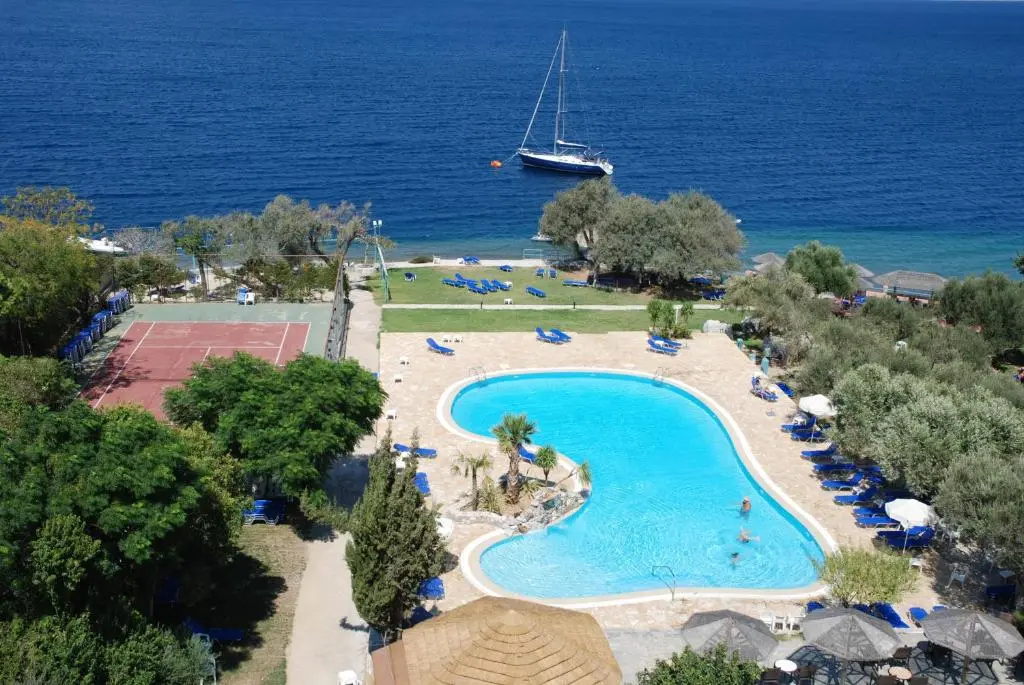 Standard Quadruple room with partial sea view