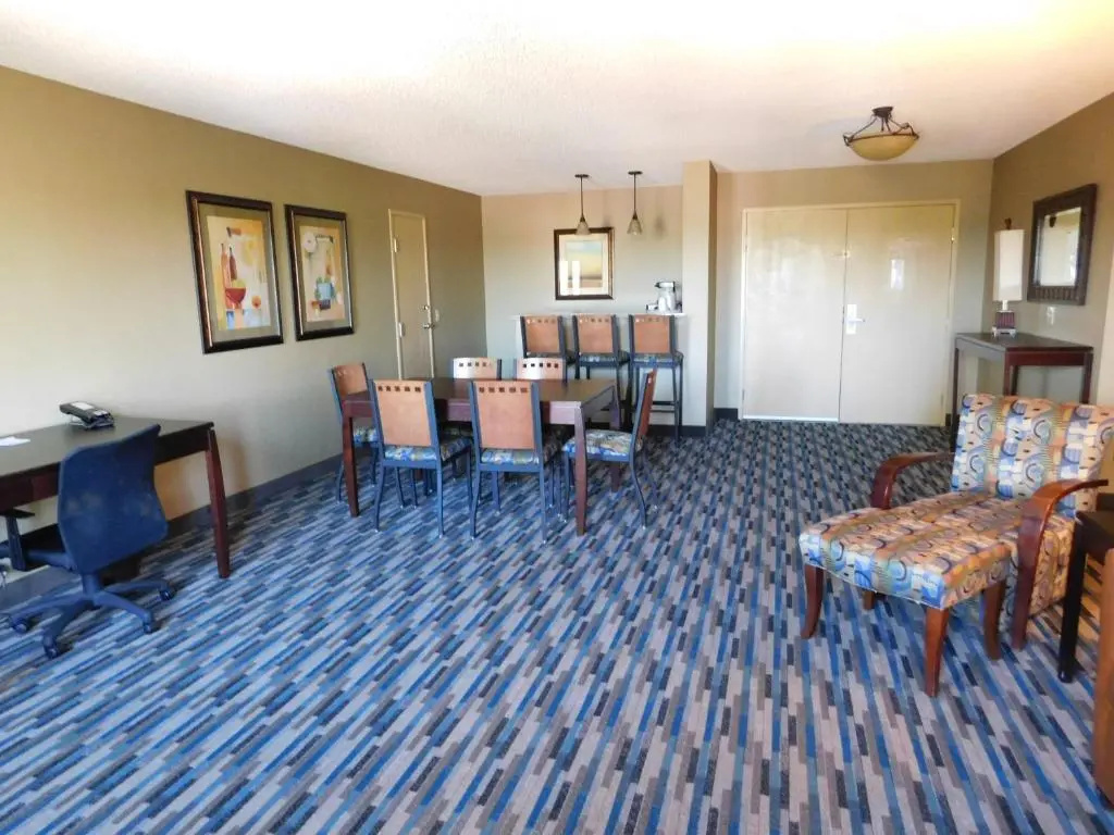 Days Inn & Suites by Wyndham Mesa Near Phoenix - Tap to explore photos