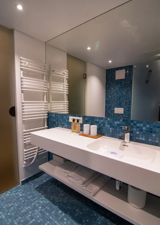 Deluxe Double room (full double bed)