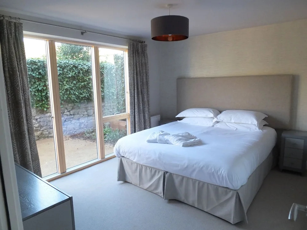 2 Bedrooms Suite with garden view