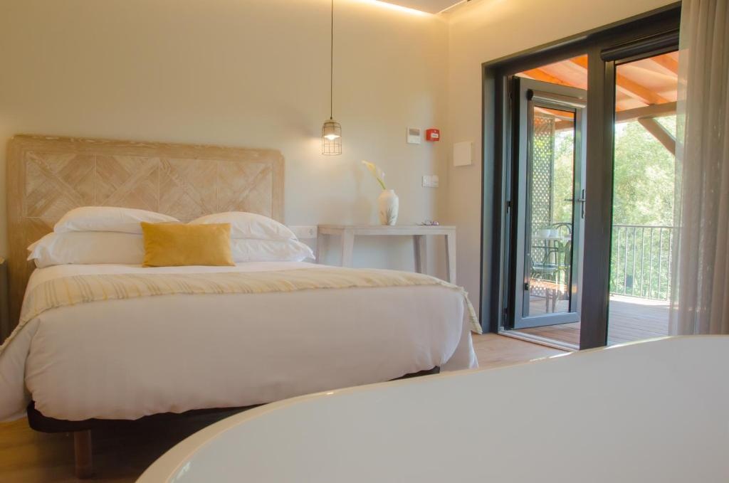 Deluxe Double room with balcony (full double bed)
