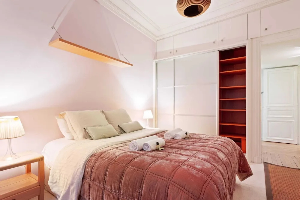 Beautiful Lavish Apartment for 6 in Paris VII by Guestready
