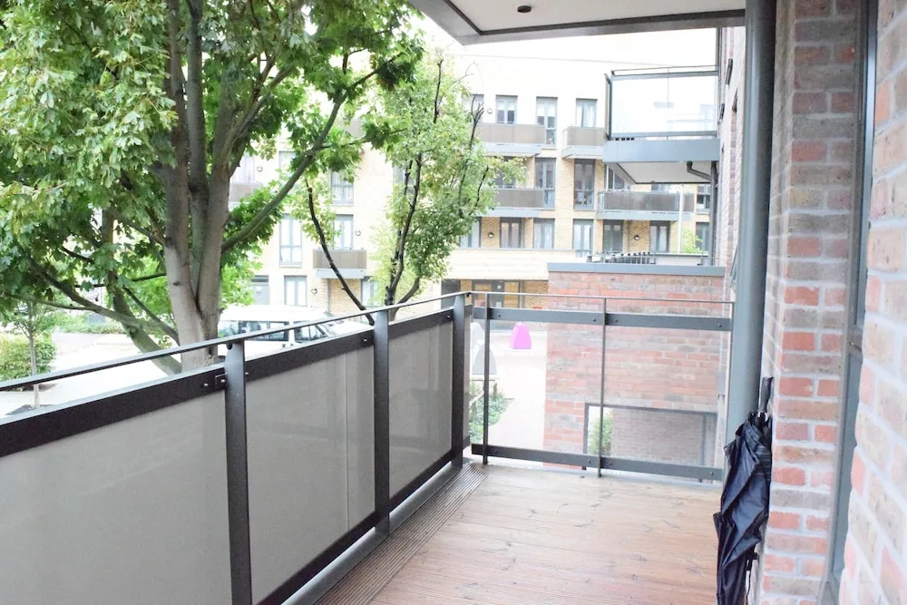 Modern 1 Bedroom Apartment With Balcony