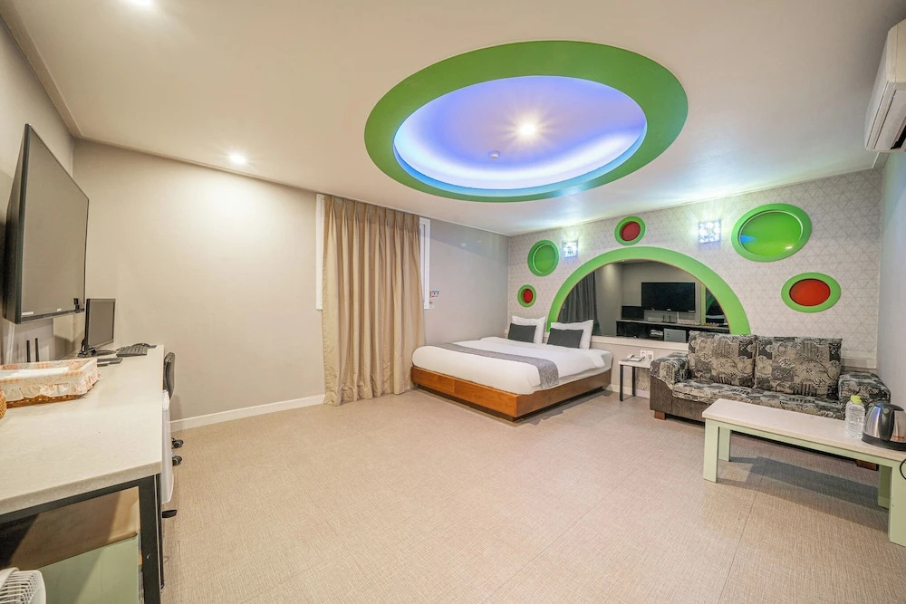 Premier Double room with city view (full double bed)