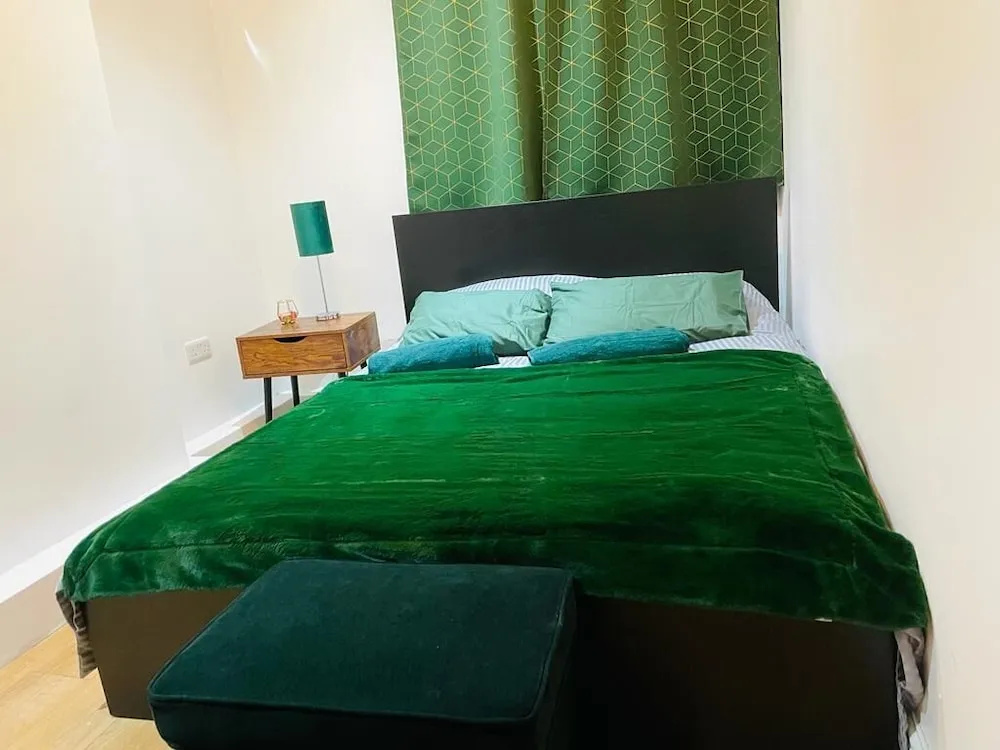 London Luxury Apartments with Jacuzzi Hot tub & Sauna