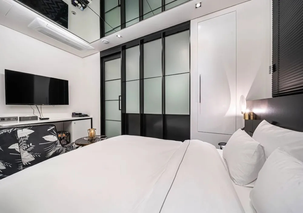 Deluxe Double room (full double bed)