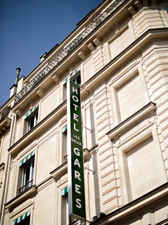 Les Deux Gares
