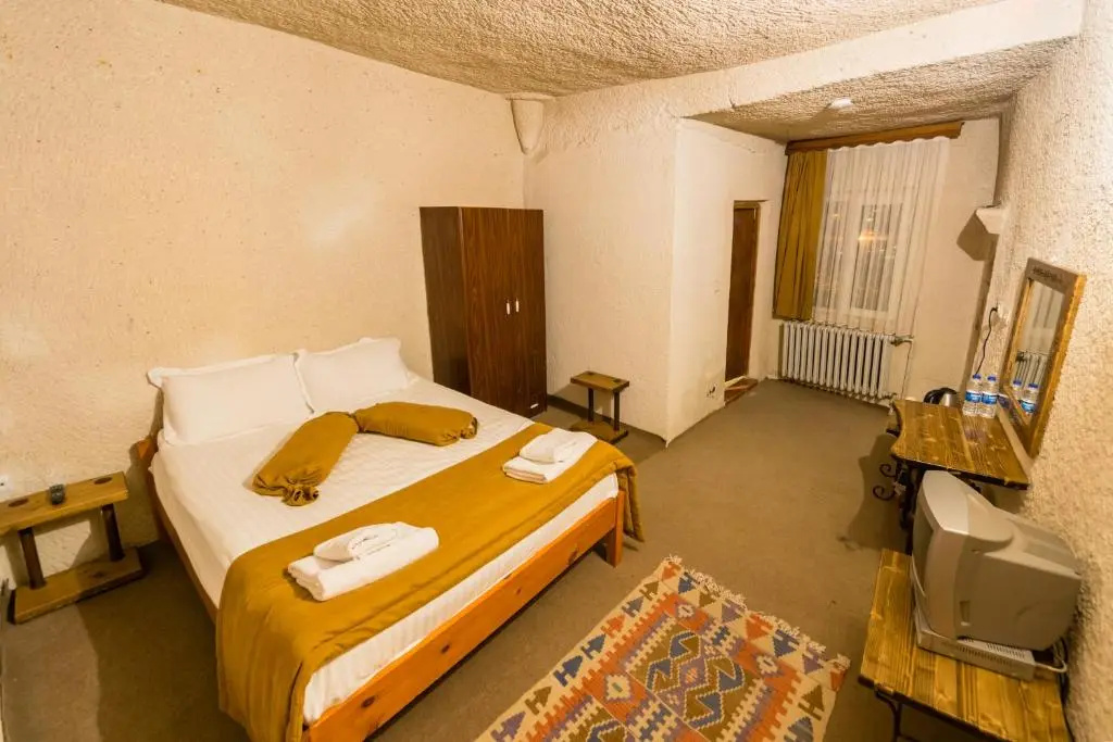 Cave Double room (full double bed)
