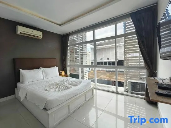 Superior Double room with street view (full double bed)