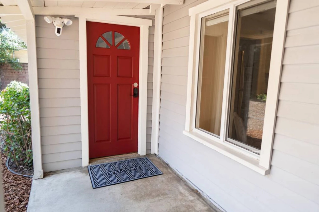 CHARMING UPGRADED 1-BEDROOM HOUSE IN GLENDALE (p55)