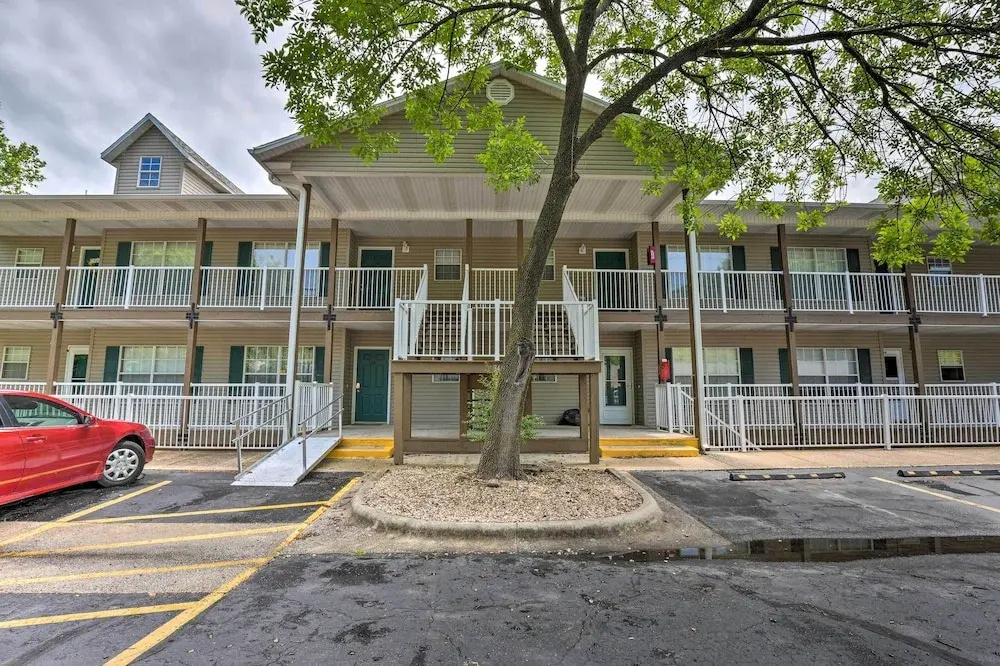 Sun-soaked Lake Taneycomo Condo w/ Furnished Patio