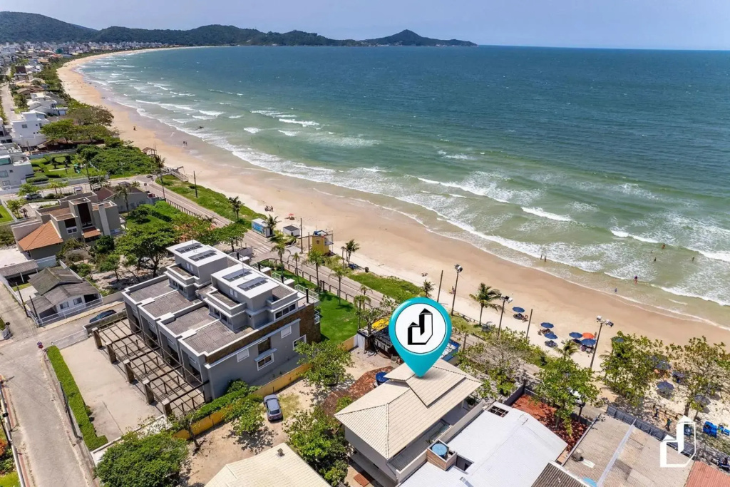 Casa em frente ao mar e próxima a comércios com 04 dormitórios