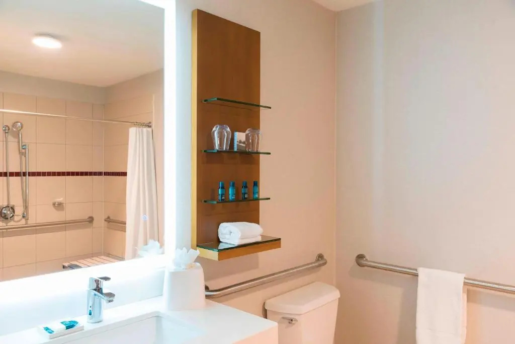 The Center Hotel Grand Rapids Airport - Chambres