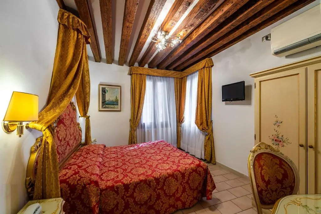 Superior Double room with canal view (full double bed)