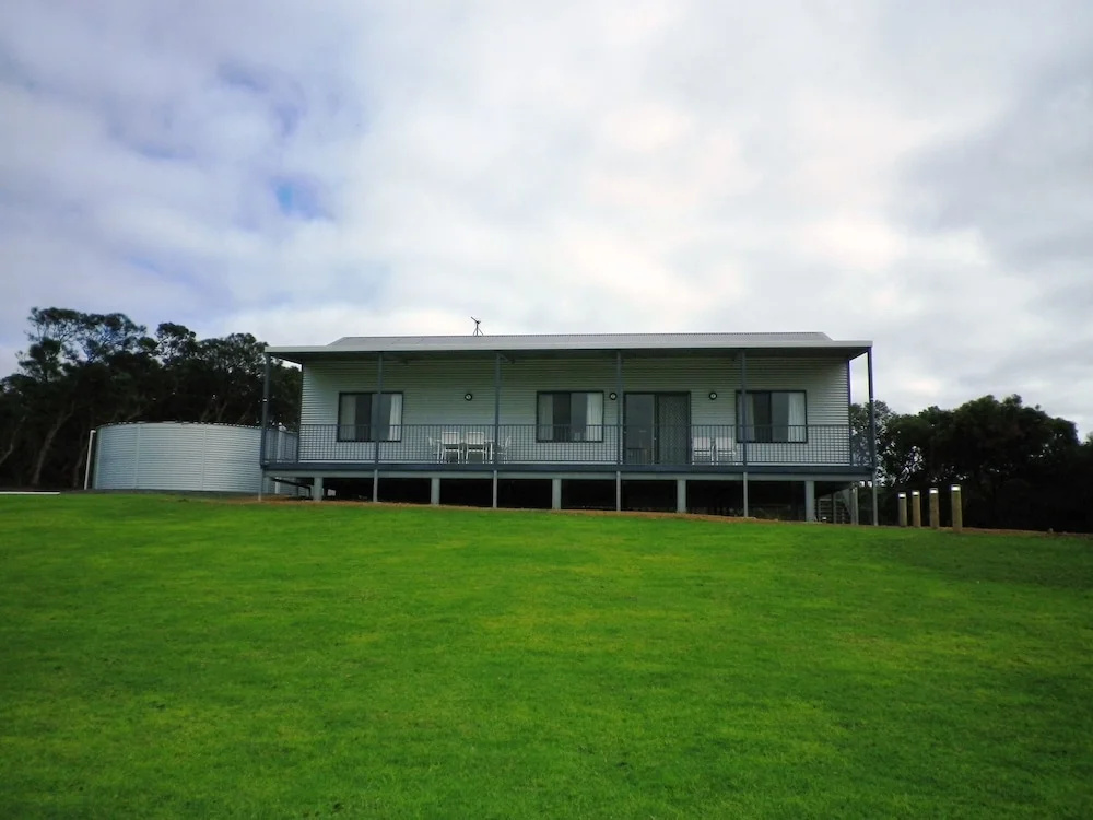 3 Bedrooms Executive Cottage with balcony and with lake view