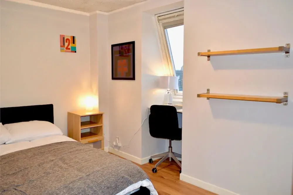 Spacious and Light 3 Bedroom Flat in Scenic Canonmills