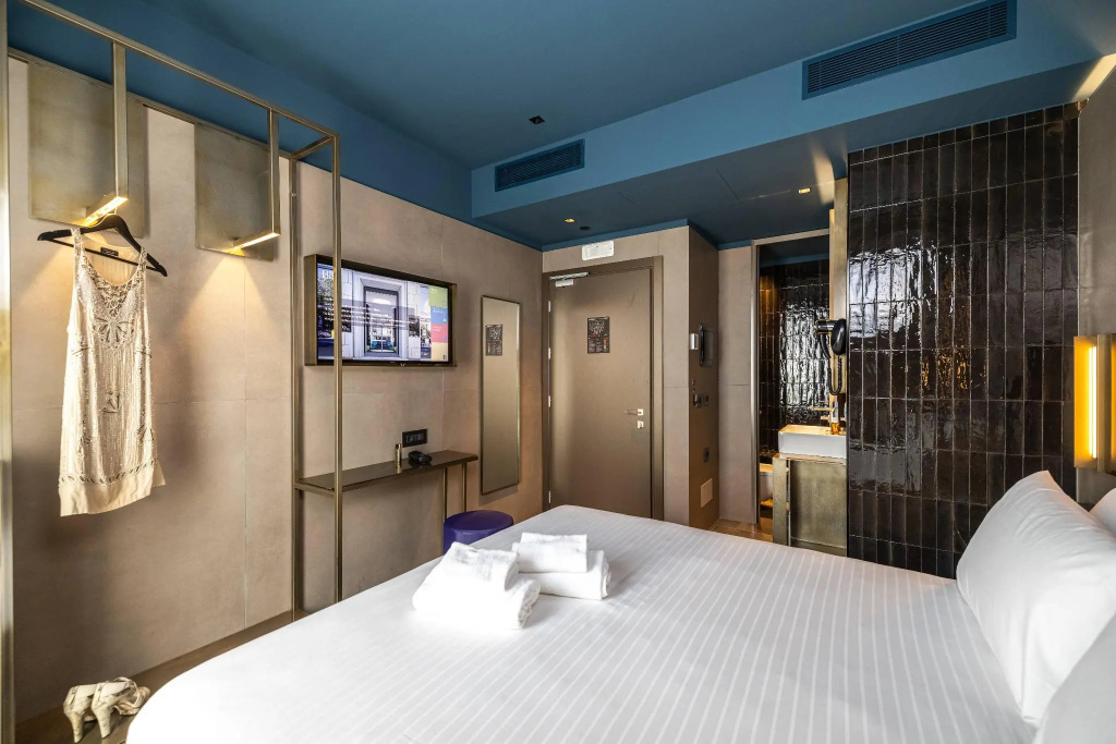 Double room (full double bed)