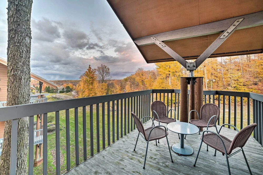 Ski-in/ski-out! Cozy Bellaire Resort Retreat!