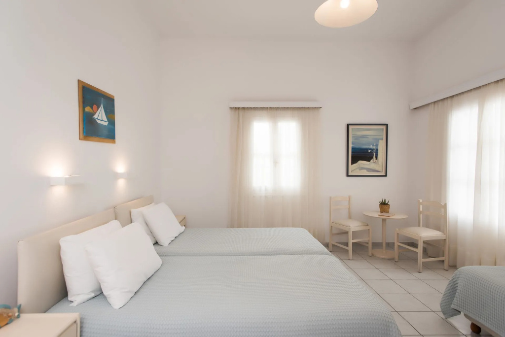 Standard Triple room
