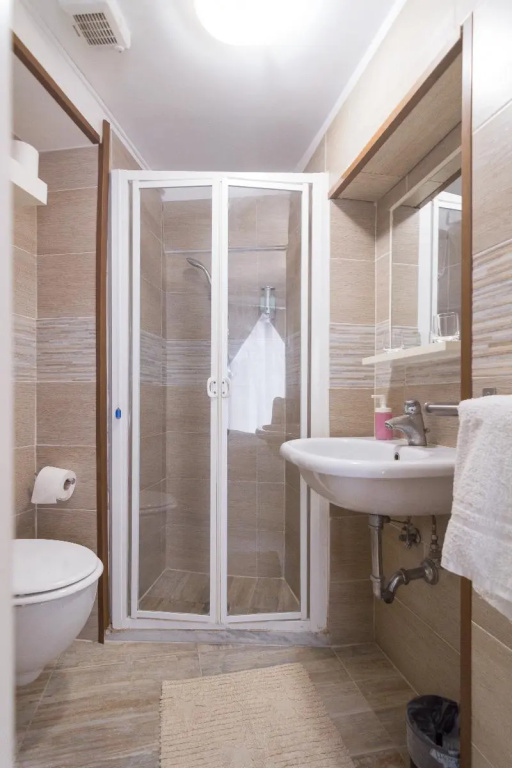 Classic Double room with balcony (full double bed)