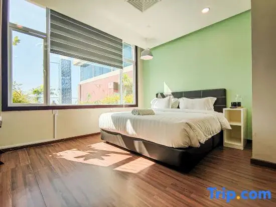 Deluxe Double room (full double bed)