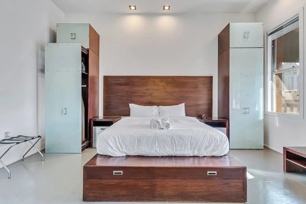 Deluxe Double room with city view (full double bed)