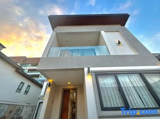 Pataya Central Beach Luxury 8-Bedroom Pool Villa