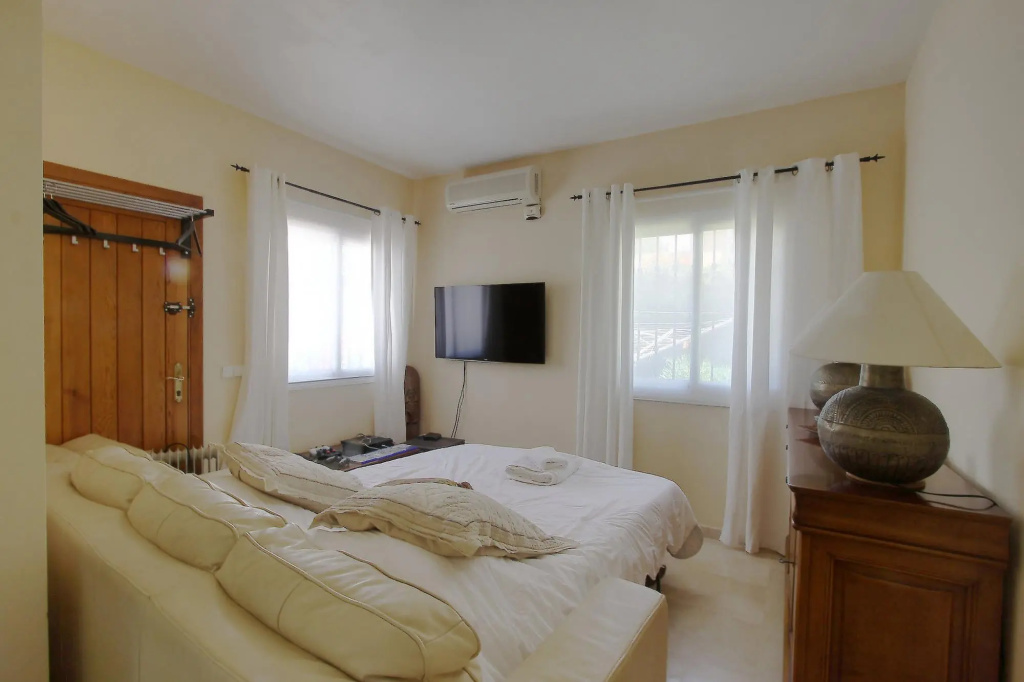 1106- Bel Air Family Villa