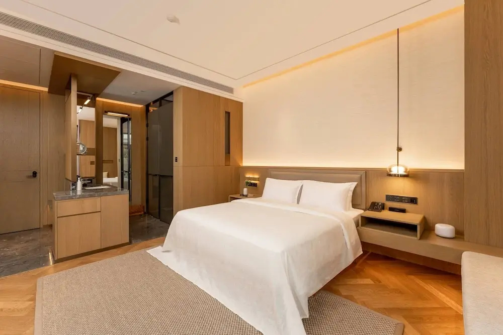 Classic Double room with courtyard view (full double bed)