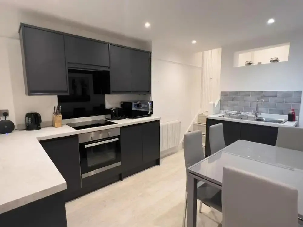 Apartmentsleeps8-wifi-famillyfriendly-citycentre - фото 17