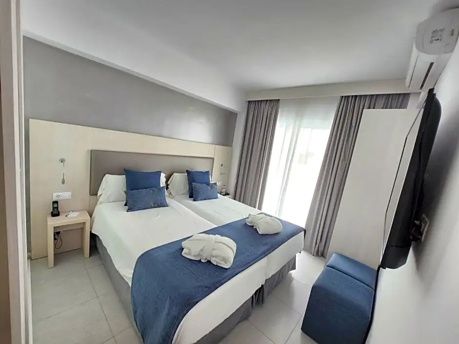 Standard Double room with partial sea view (twin beds)