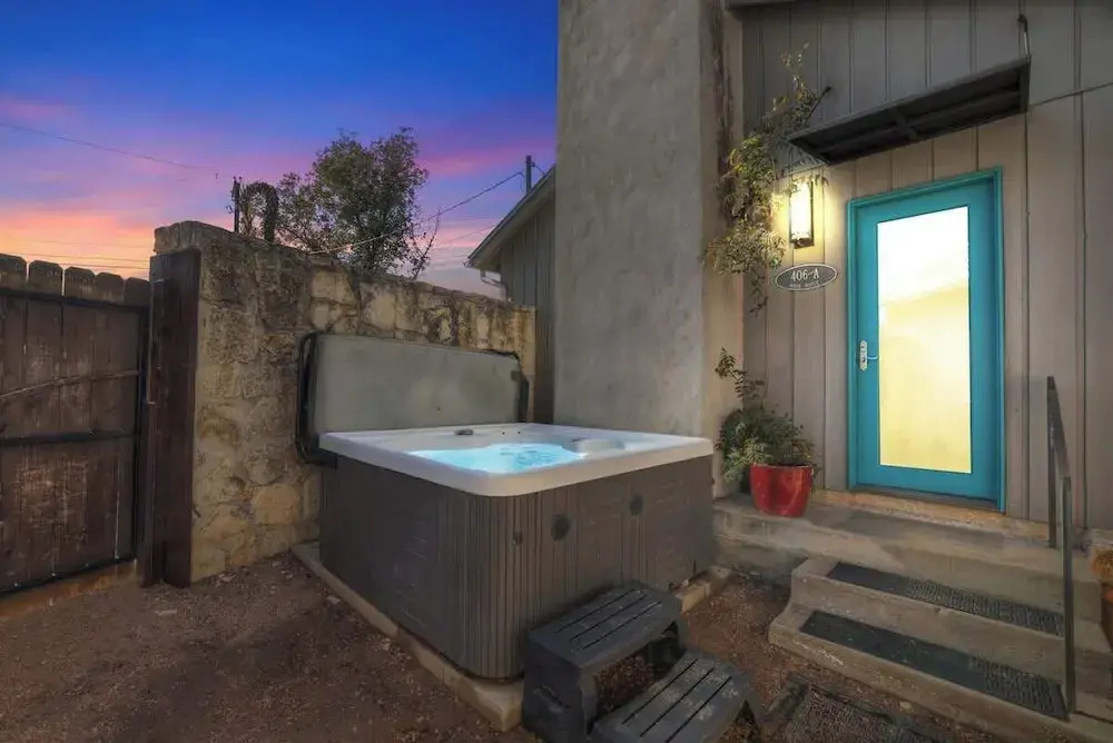 406 Lodge-a: Hot-tub & 2 Blks to Main St