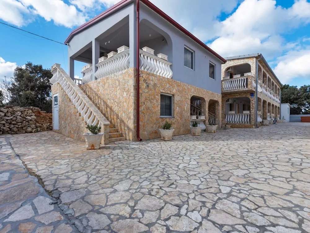 Quaint Apartment in Vir near Sea