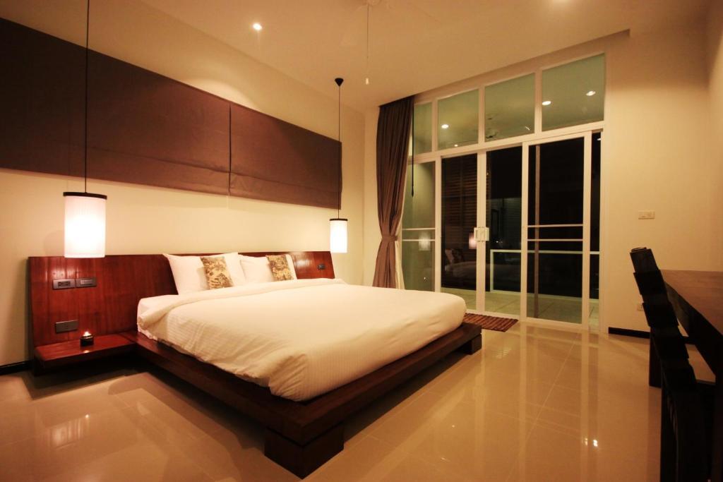 Вилла с 3 комнатами в Two Villas Holiday Oxygen Style Bangtao Beach
