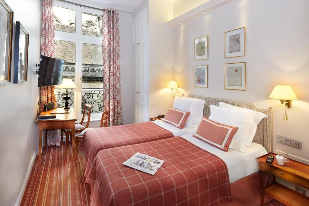 Relais Du Louvre 54
