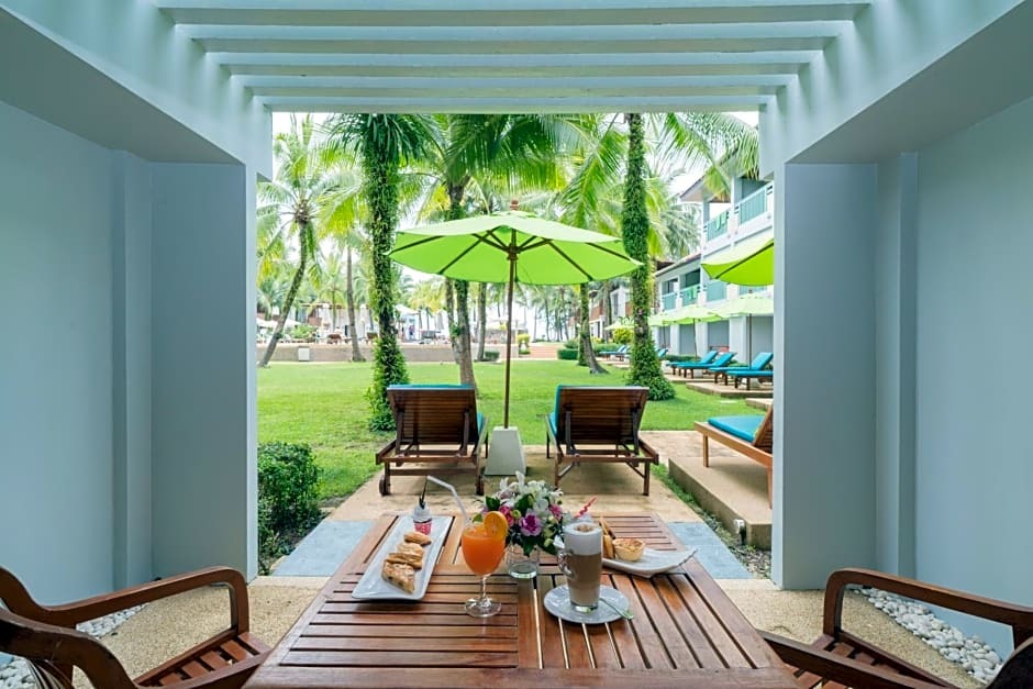 Трёхместный номер Deluxe с балконом в The Briza Beach Resort Khaolak