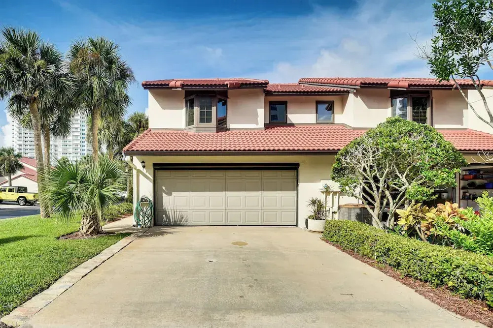 Steps to Ocean, Pool Access! Daytona Beach Gem