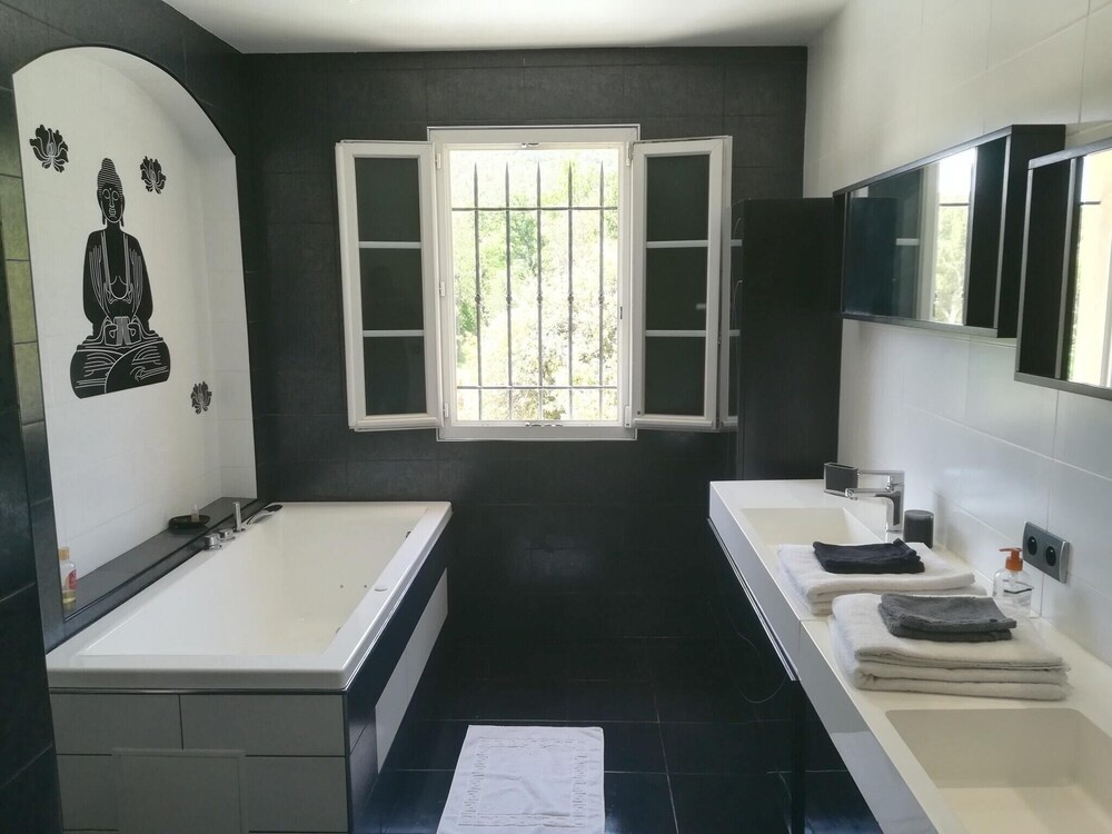 Villa With 3 Bedrooms in La Mole, With Wonderful Mountain View, Indoor