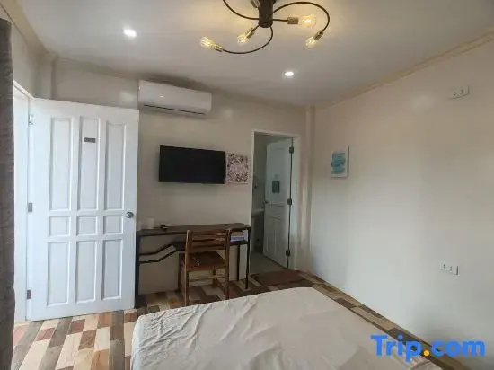 Deluxe Double room (full double bed)