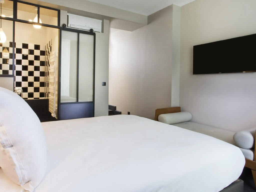 Deluxe Double room (full double bed)