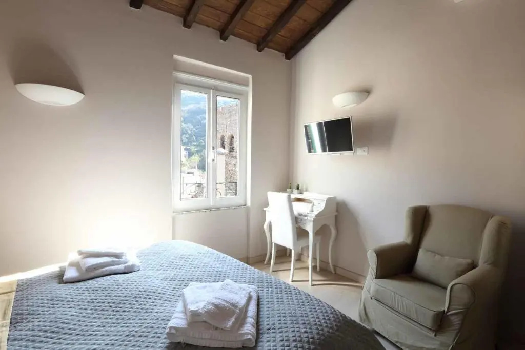 Deluxe Double room (full double bed)