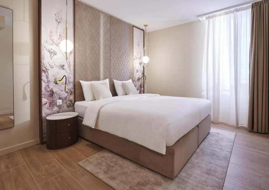 Premium Double room with lake view (full double bed)